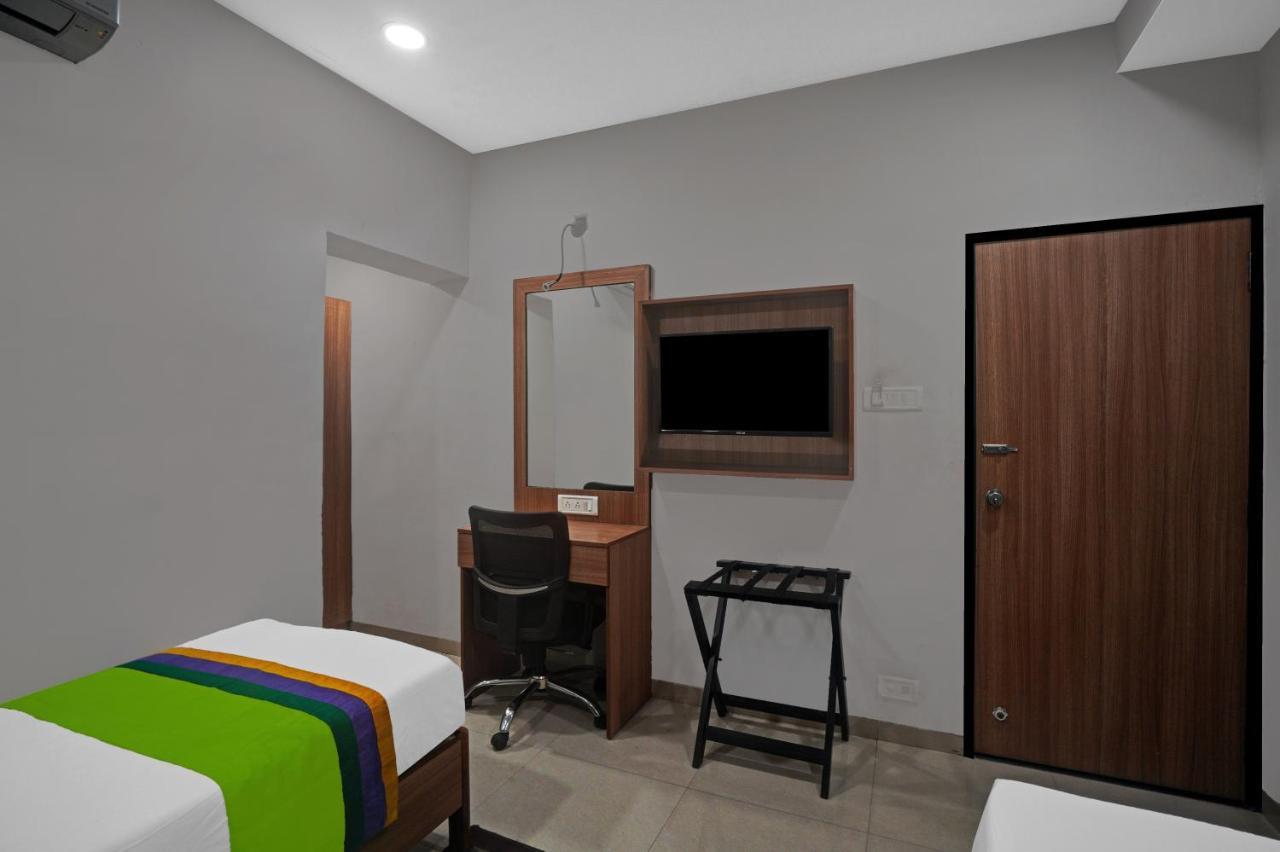 Treebo Wow, Surat Station Otel Dış mekan fotoğraf